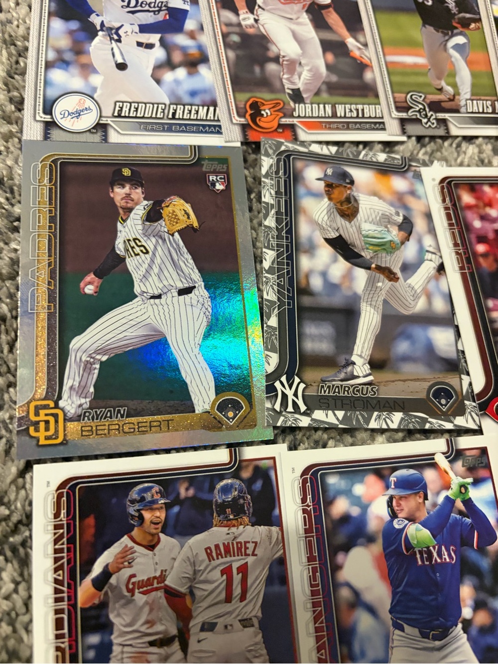 Lot of 89 - Topps 2021-2026 mixed years baseball cards with rookies - Picture 10 of 11